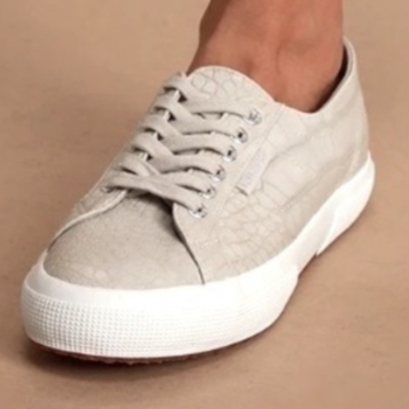 Women’s Superga Crocodile Pattern Cream Sneakers Size 9 - Picture 1 of 7